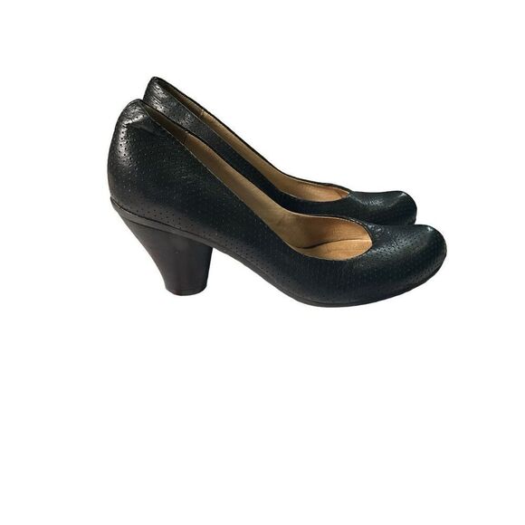 Lirio Portugal Leather Round Toe Heels in Black - Picture 2 of 10